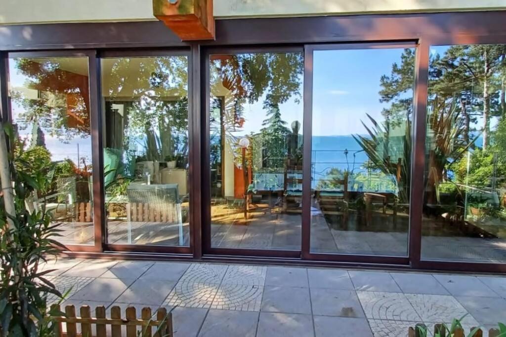 Brezza Marina - Appartamento In Villa Fronte Mare Триест Екстериор снимка