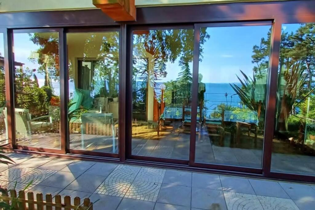 Brezza Marina - Appartamento In Villa Fronte Mare Триест Екстериор снимка