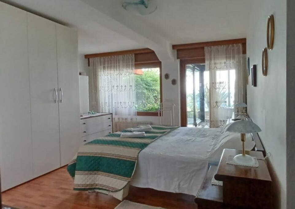 Brezza Marina - Appartamento In Villa Fronte Mare Триест Екстериор снимка