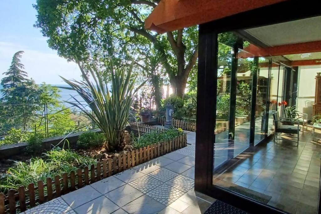 Brezza Marina - Appartamento In Villa Fronte Mare Триест Екстериор снимка