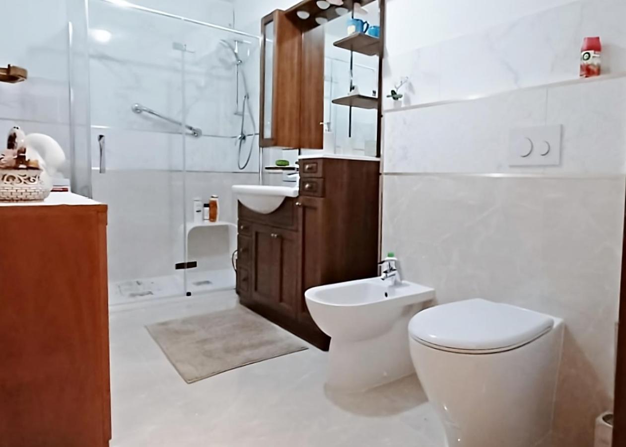 Brezza Marina - Appartamento In Villa Fronte Mare Триест Екстериор снимка