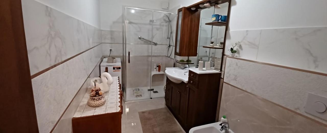 Brezza Marina - Appartamento In Villa Fronte Mare Триест Екстериор снимка